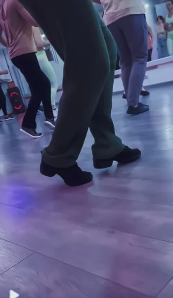 Ноги танцівників виконують складний Bachata Footwork на занятті в Ola Dance Studio Київ, крупний план роботи ногами
