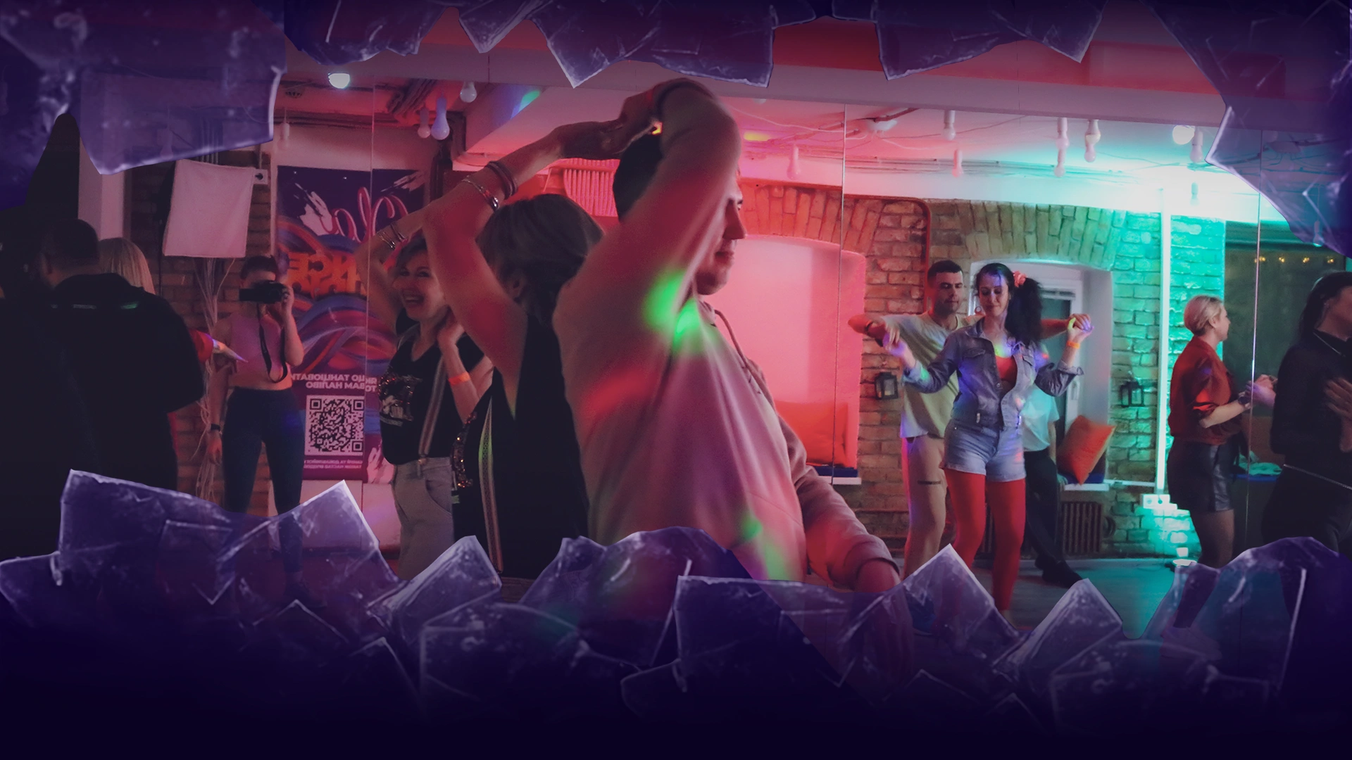Пара танцює Bachata footwork в Ola Dance Studio Київ у червоно-зеленому неоновому освітленні романтична атмосфера вечірка