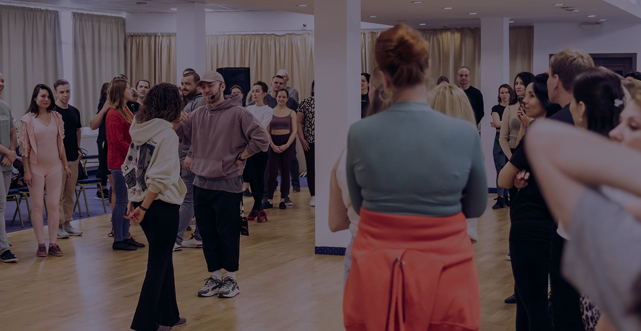 кізомба у Києві - майстер-клас з кізомби в Ola Dance Studio Київ - учасники вивчають кізомба для початківців