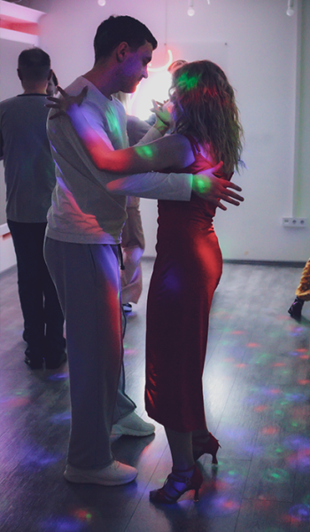 Пара танцює кізомбу в Ola Dance Studio Київ - тісний контакт та африканський танець